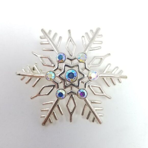 Vintage Rhinestone Snowflake Brooch, Silver Tone, Winter Snow Lapel Pin - Picture 6 of 6